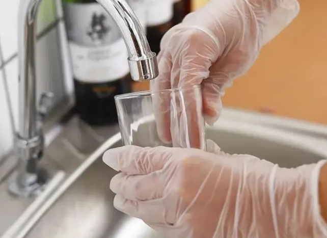 Comparing housework gloves, which one is more suitable, natural rubber, PVC, or nitrile gloves?